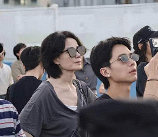音乐节男闺蜜咸猪手引争议，王菲同款手镯惹猜疑，谢霆锋摘镯换表