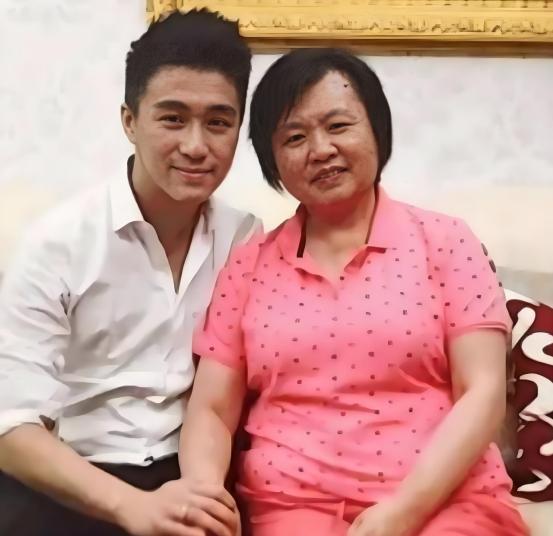 赌王何鸿燊家的保姆，买彩票中了3000万，保姆乐坏了，她问赌王的儿子何猷君：“你