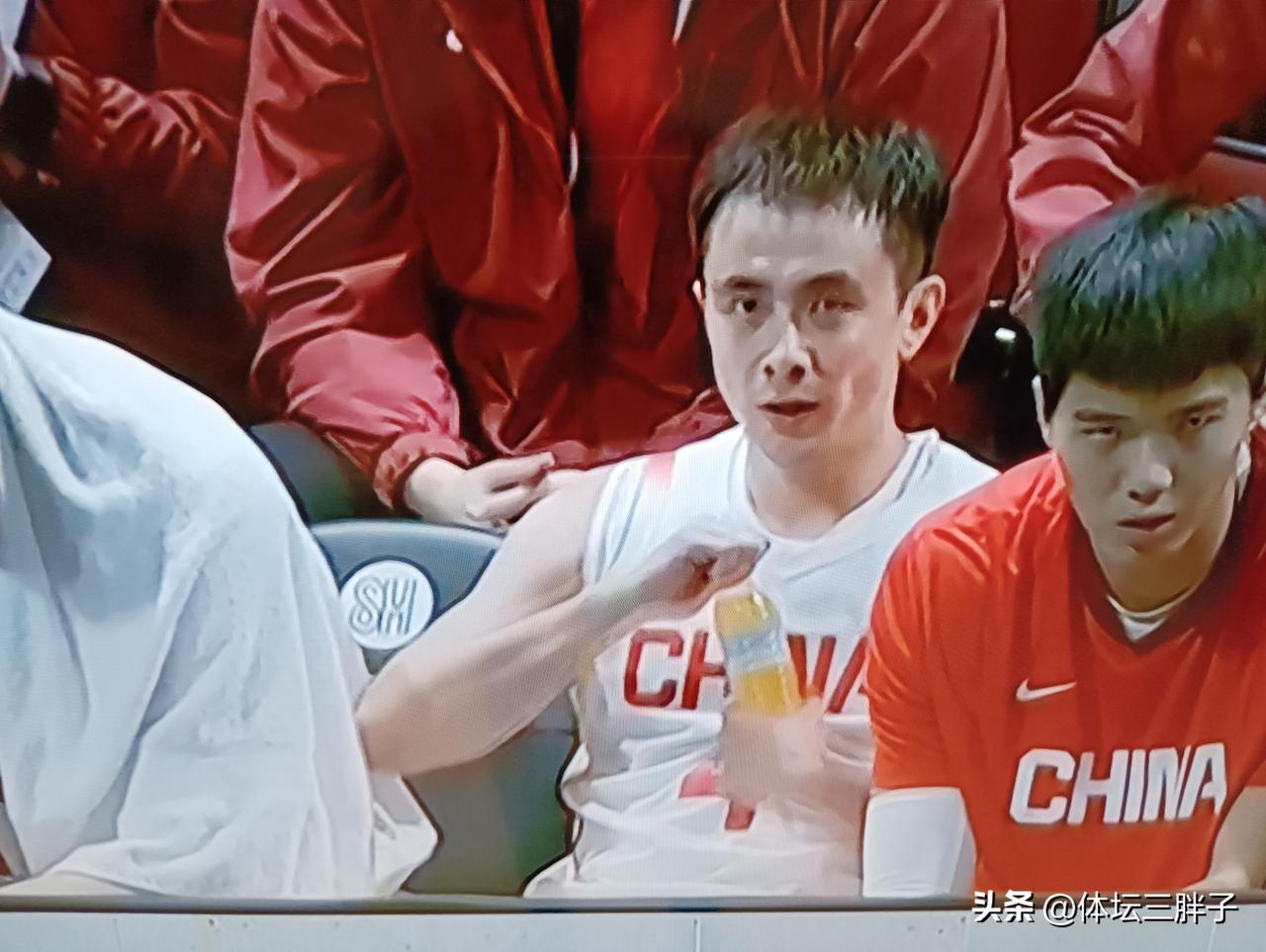 赵继伟是真英雄啊！最后时刻一个超远三分，把男篮从悬崖上拉了回来。李弘权是真棒啊!