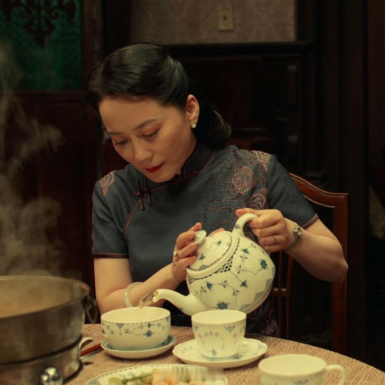 #电影解密一碗茶的杀伤力# 今日，电影《解密》的“大碗喝茶”亲情正片片段如同一曲
