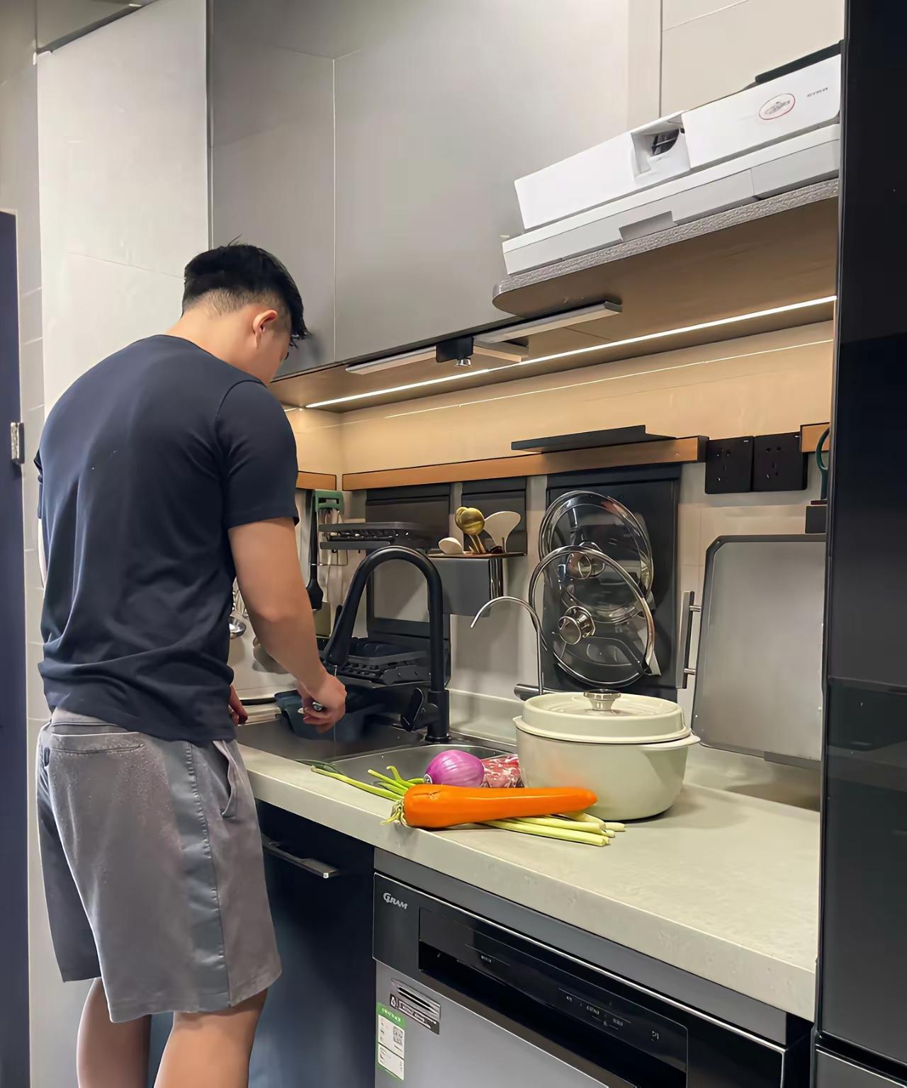 婚后大变样？
婚前横草不摸，不知道厨房在哪儿的儿子，结婚后，大变样，咋这么勤快来