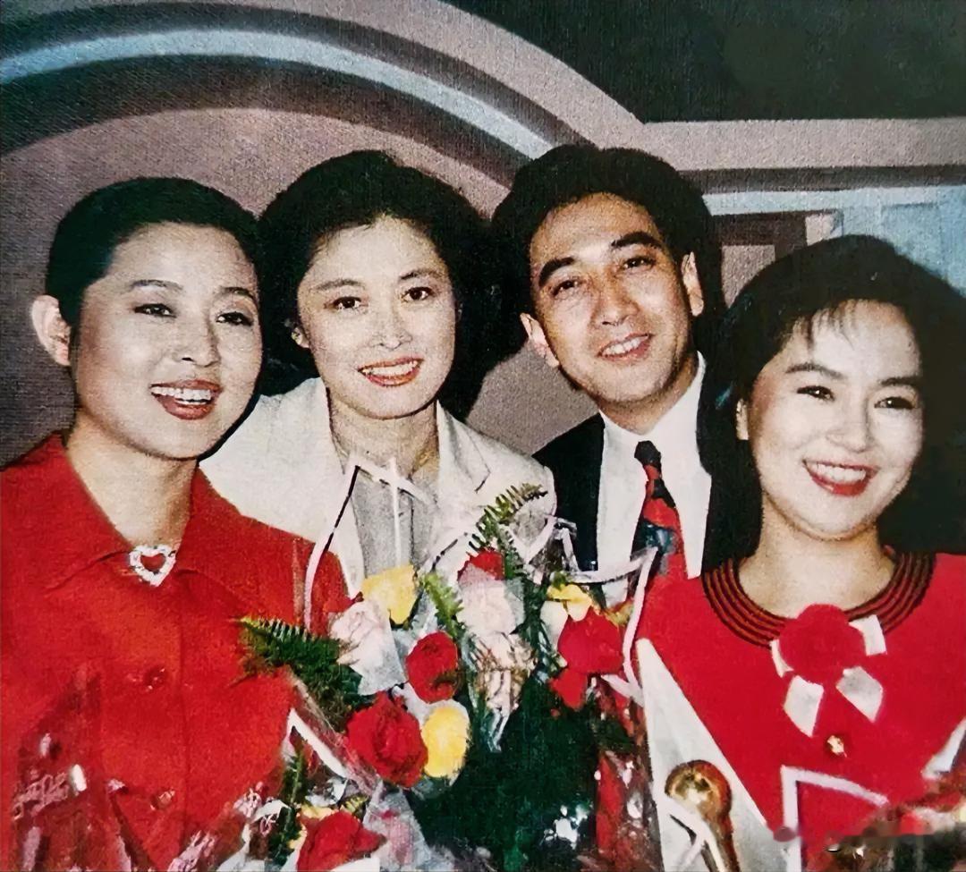 仔细看，那时的水均益脸庞英俊，五官立体，雕塑感十足！中间是气质尔雅的敬一丹，左边