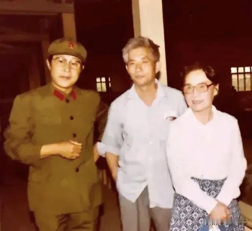 白杨 王心刚难得一起合影，这张照片不知哪一年的？