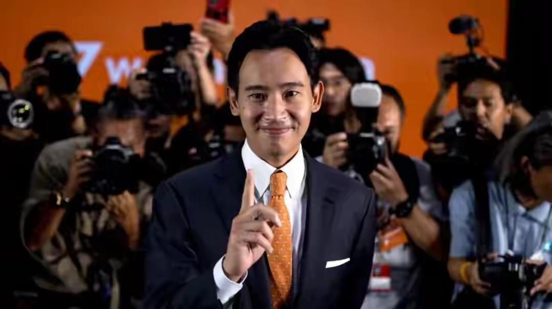 泰国人民党在民众的地位是最高的，拥有人数也是最多的，其中拥有议员的席位也是最高的