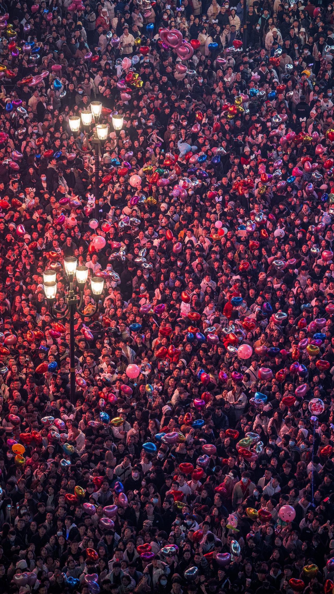 总以为时间很慢，可还有两个月就是2026年了，以上照片来自近几年的跨年夜。重庆