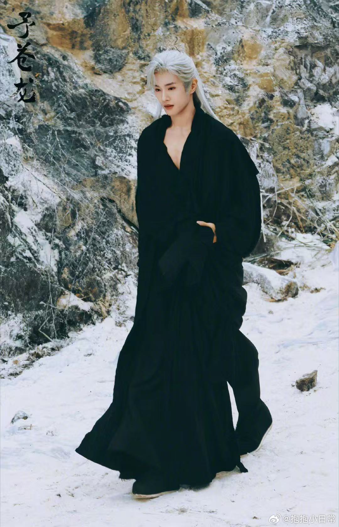 李汶翰路透白发深v 被李汶翰全新角色造型狠狠惊艳，简约黑衣衬托亮眼白发，深V设计