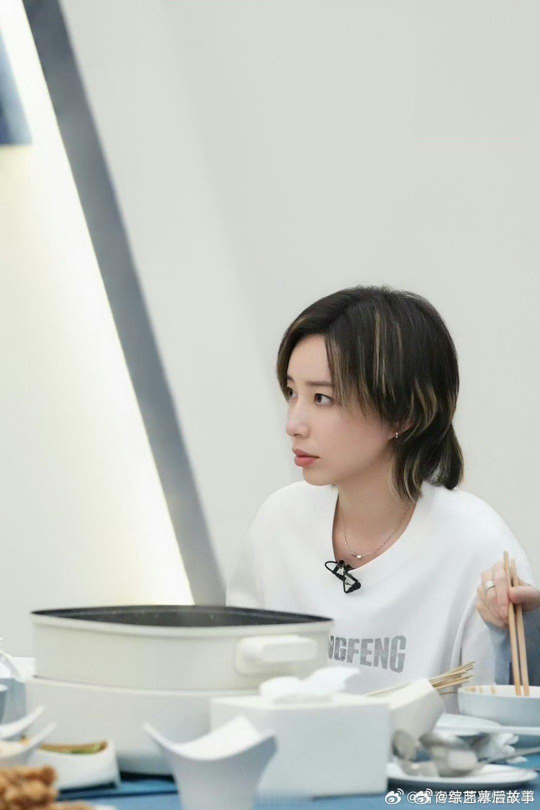 李斯丹妮认脸游戏玩成谁是卧底 乘风师姐火锅局游戏体验感拉满全场，呆萌又搞笑的表现