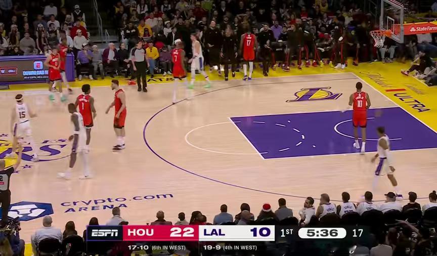 湖人首发的防守，半节丢了20分… 