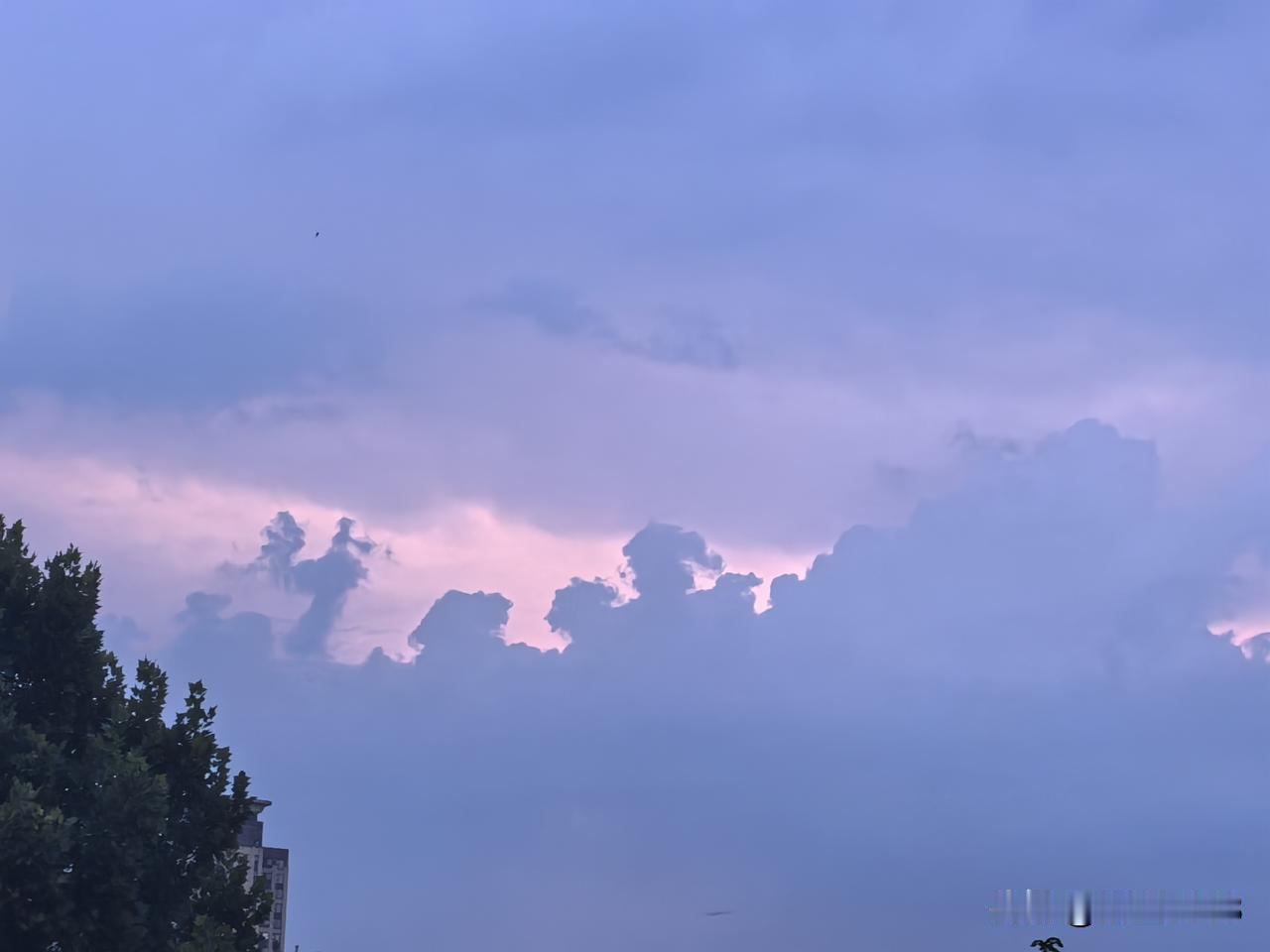 目前大多数没房的普通人，还是都在二手房里挑批捡捡中，没办法，一个便宜三个爱。
