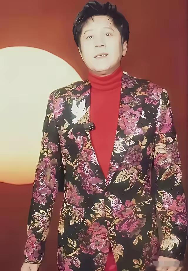 哈哈我发现蔡国庆最喜欢穿颜色鲜艳的花衣服。看看第一张图案穿的是鲜花朵朵的西装，里