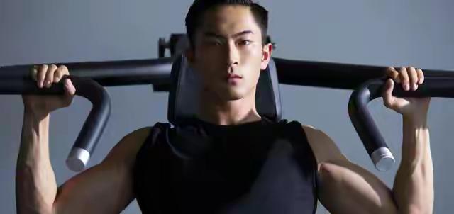 世界不同情弱者，要么出众，要么出局

这个世界，从来都没有真正的感同身受，也不会