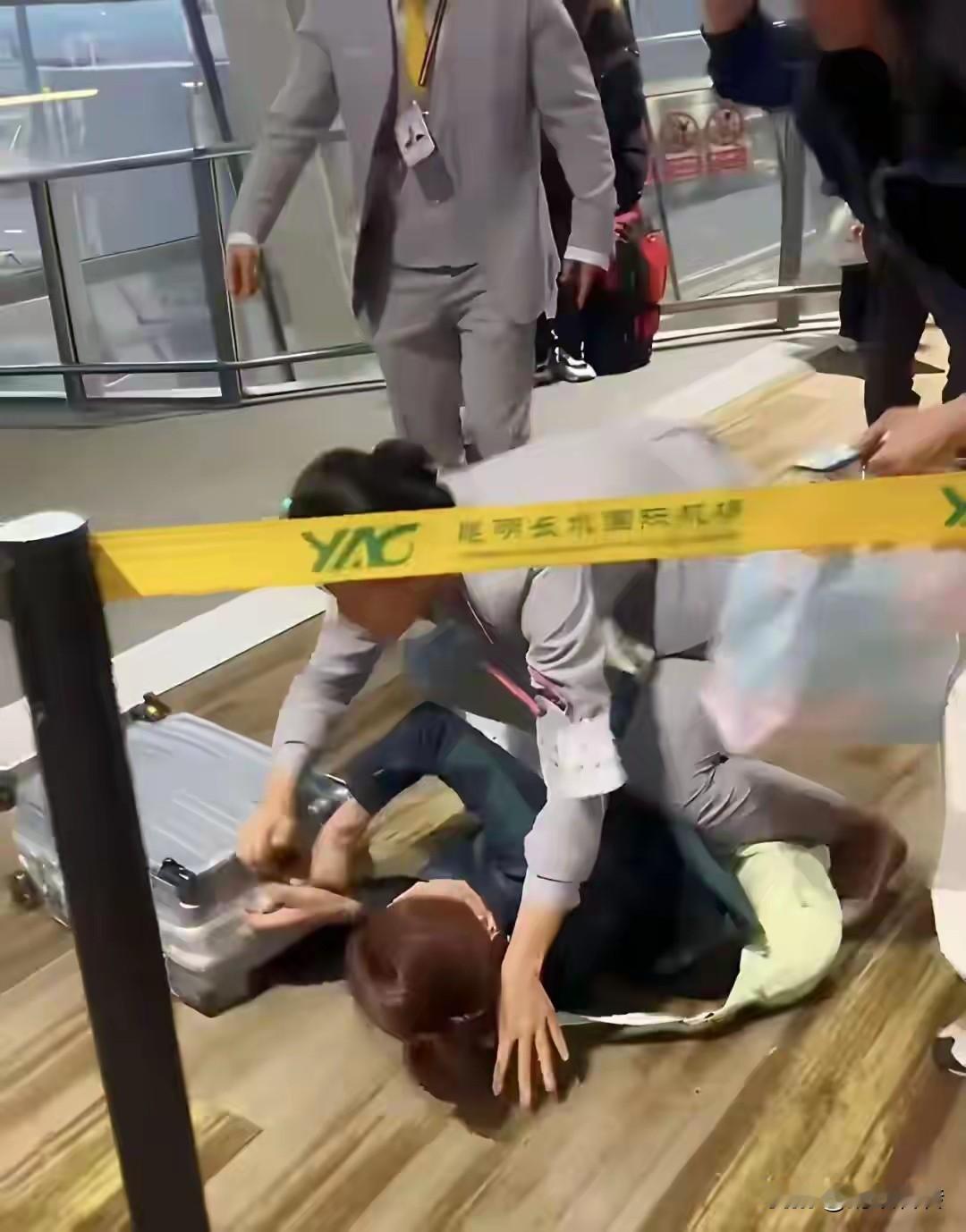 在昆明机场。一家五口选购了不含行李托运额度的特价机票，登机时，当听说要补交托运费