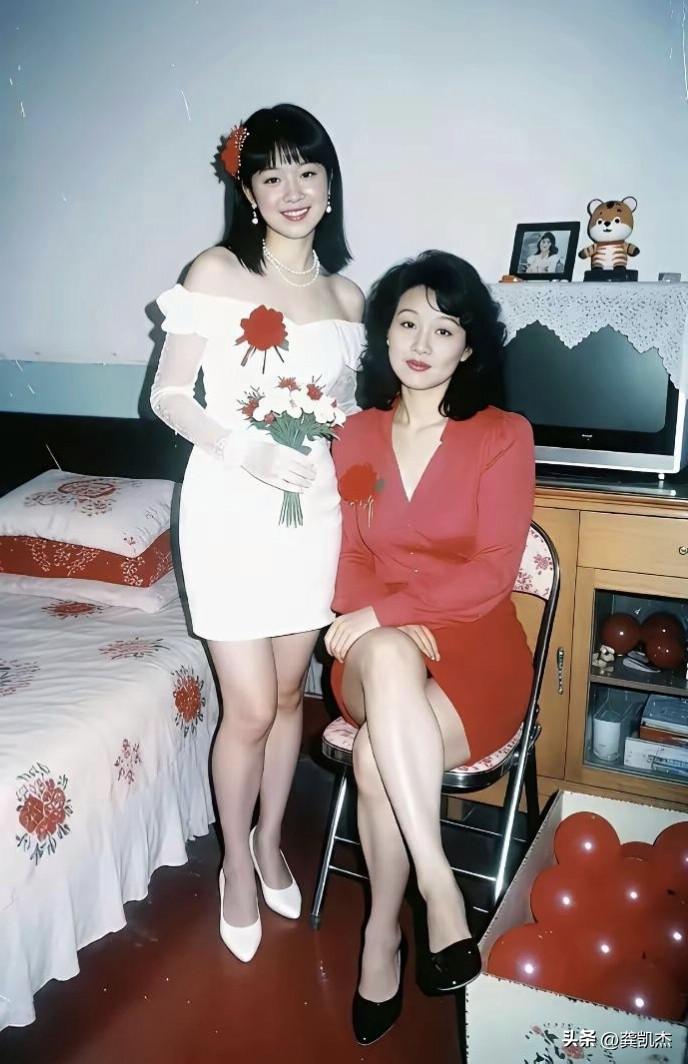 90年代新娘和丈母娘，这颜值在当初也算得上惊艳吧！