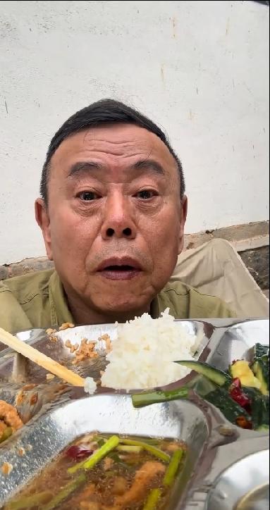 潘子哥这是干啥呢！这个菜是你剩下的，还是别人剩下的?