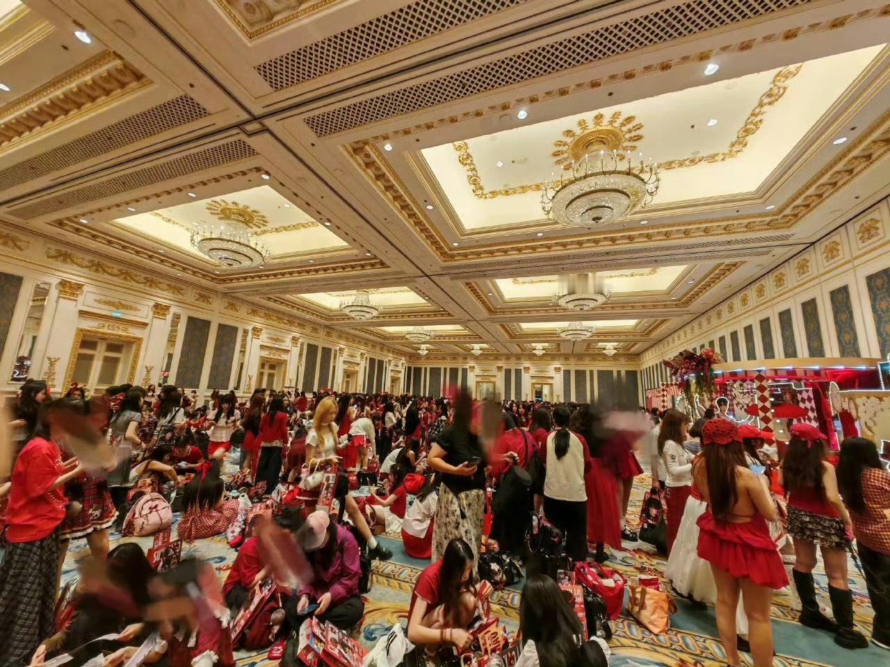 大top苏新皓1000平包店超多人啊期待苏新皓演唱会红海闪耀银河！ 苏新皓100