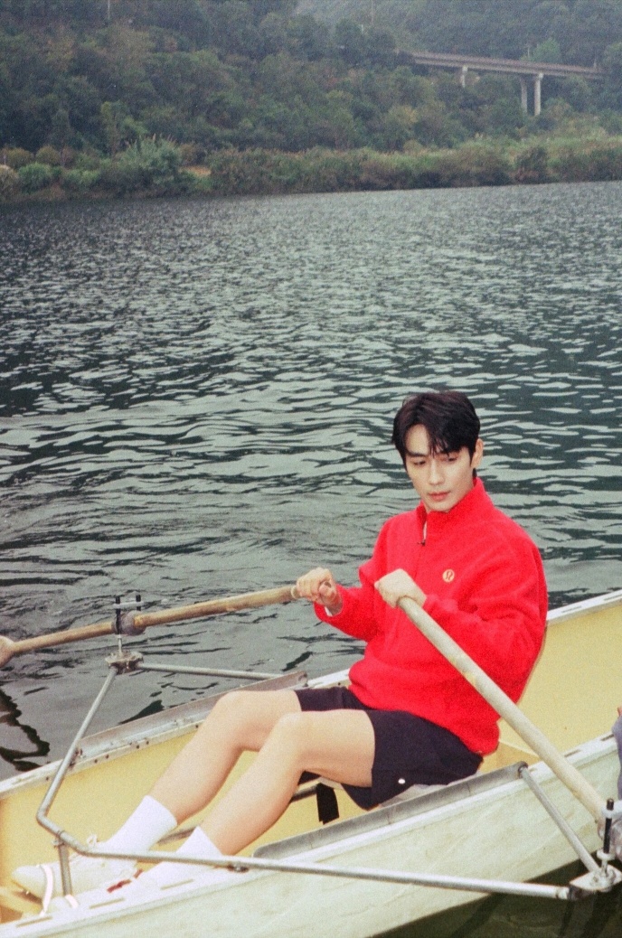 【不知道朱一龙划船很绝妙】划船能手朱一龙 好好好，就知道工作室还藏着新照片哈哈~