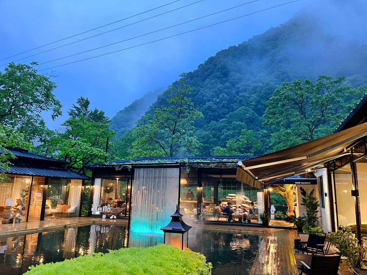 秦岭山里没被发现的绝美咖啡店，有山有水。雨天🌨🌨🌨，空气闻起来都不一样非常