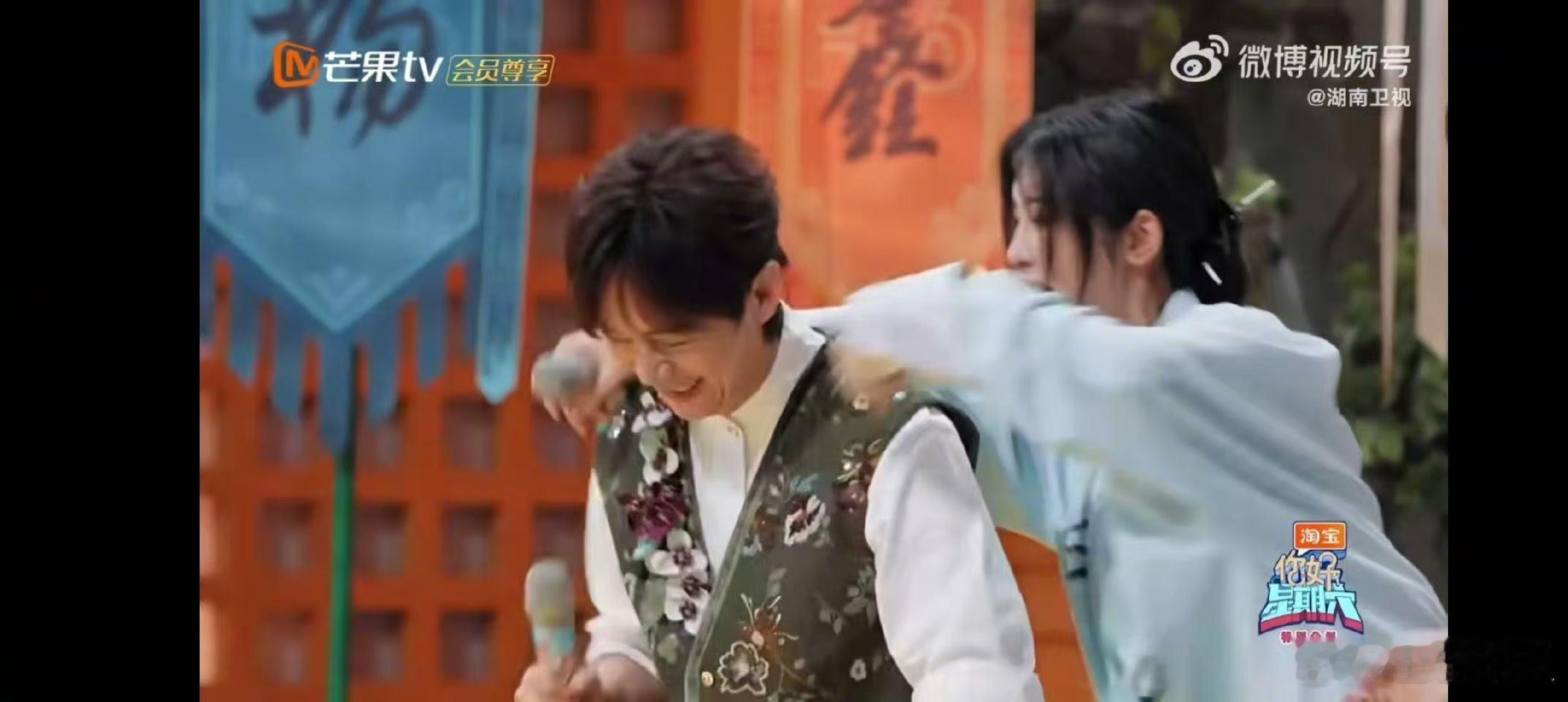 李雪琴牵赵小棠过趾压板 你好星期六 李雪琴赵小棠用牵手过趾压板，书写属于她们的友