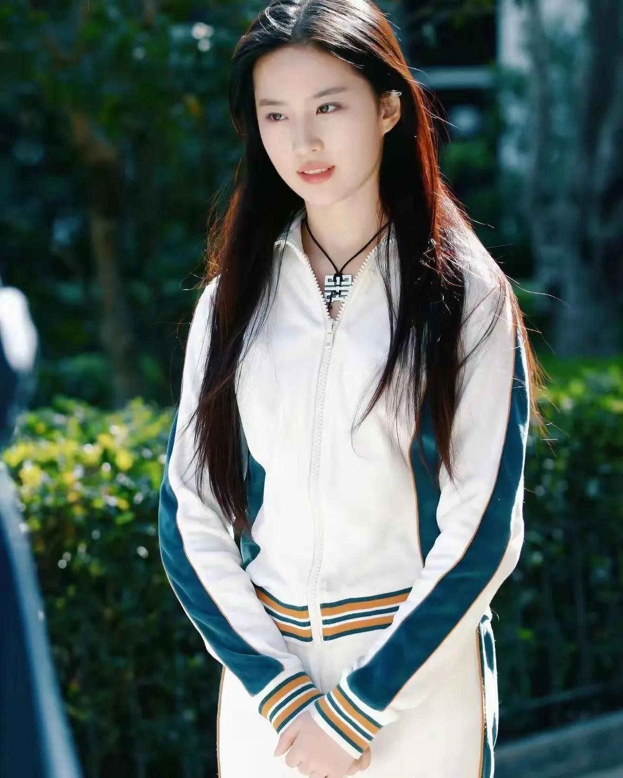 这是在国内最火的一位外国女明星，不知道的还以为她就是国人呢！她非常喜欢咱们国内的