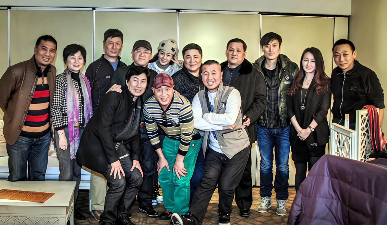 这张照片是电视剧《乡村爱情小夜曲》剧组主要演员与幕后团队成员的合影：我只认出了饰