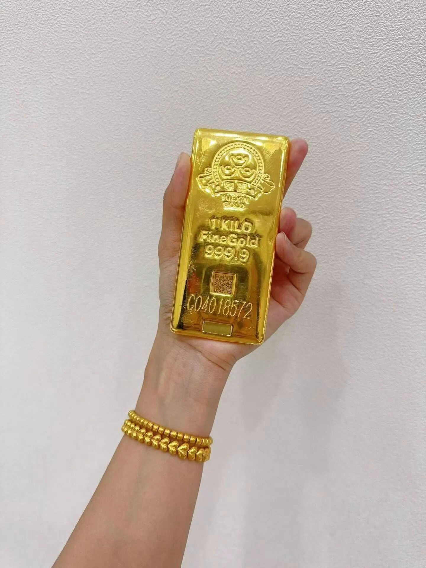前几天还在吐槽金店价格高得离谱，结果今天一看，直接“绷不住”了？😂听说品牌足金