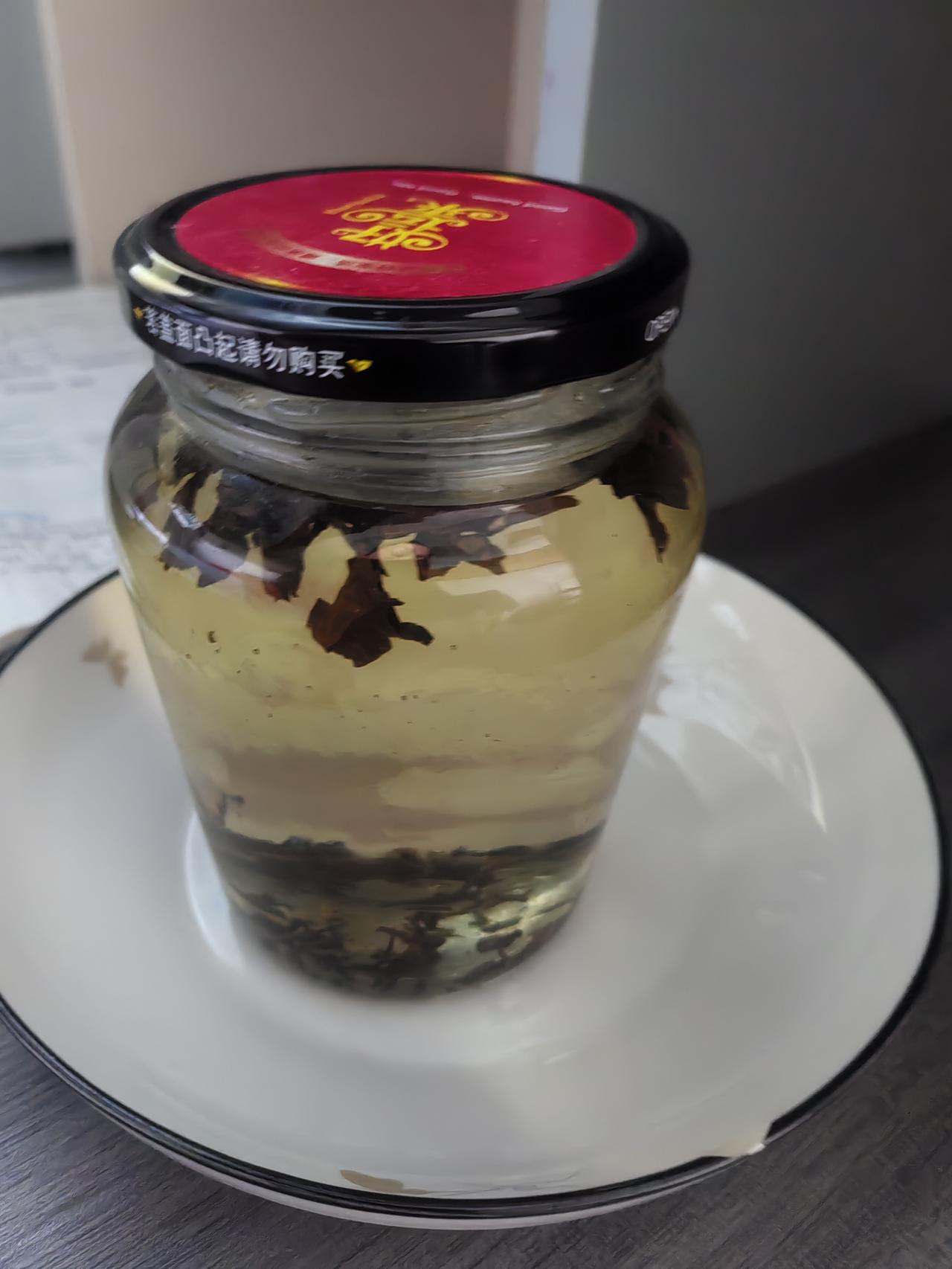 提前半个小时到学校了。今天八点有第一节课。
    先泡一大罐头瓶子茶。一天差不