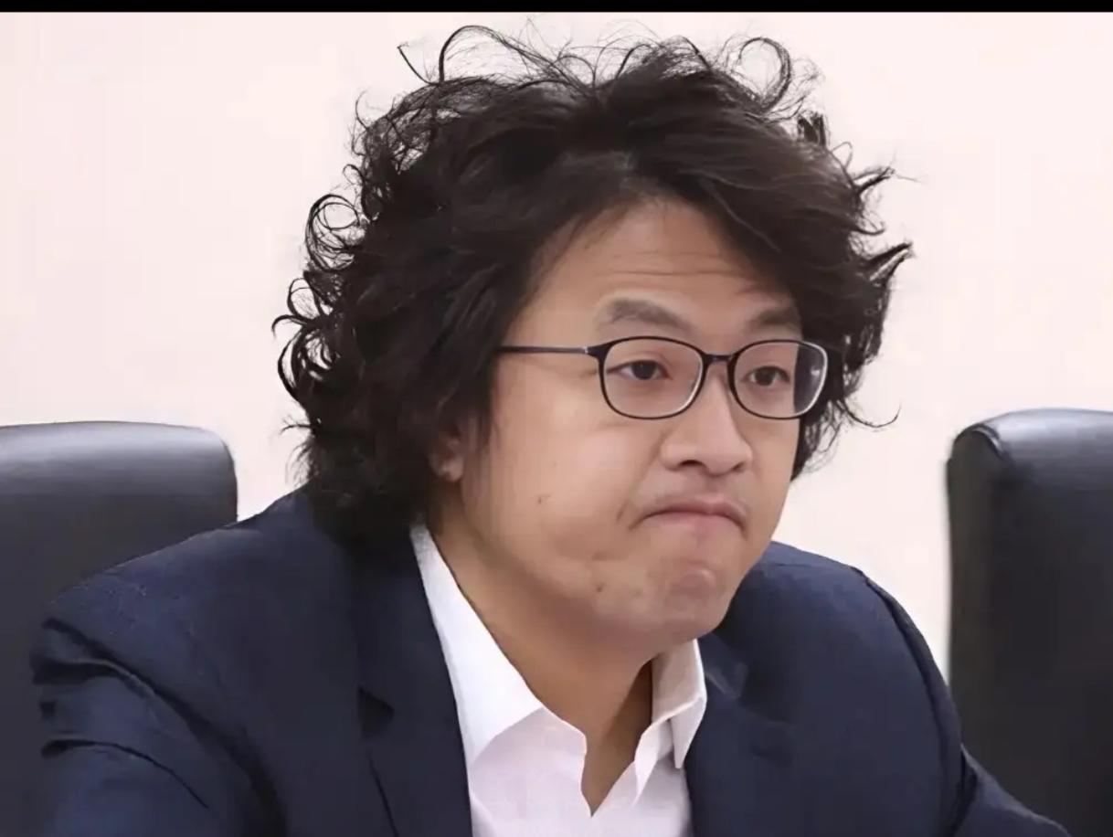 大陆公安机关的通缉犯，“台独”顽固分子沈伯洋近日妄称，“双城论坛”举办至今没什么