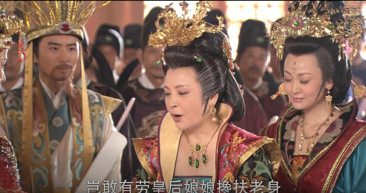其实王夫人的这句话是说给薛平贵听的。

王夫人和王金钏觐见时，王宝钏早早就在下面