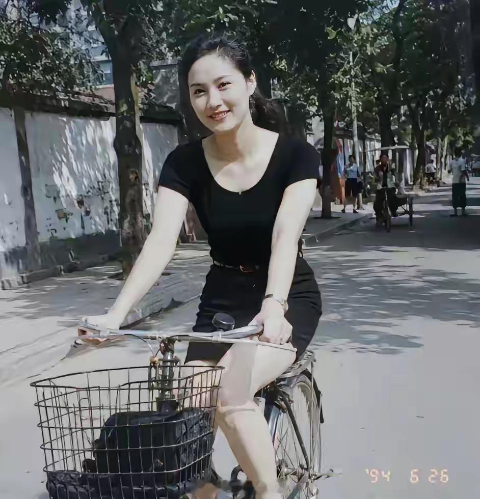 1994年，深圳街头的骑行女子。大家猜猜，大姨现在干啥呢？