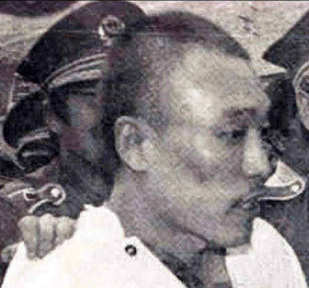 1985年，山西省某处山坡上，一队武装警察，正准备对死刑犯执行枪决。战士们端起枪