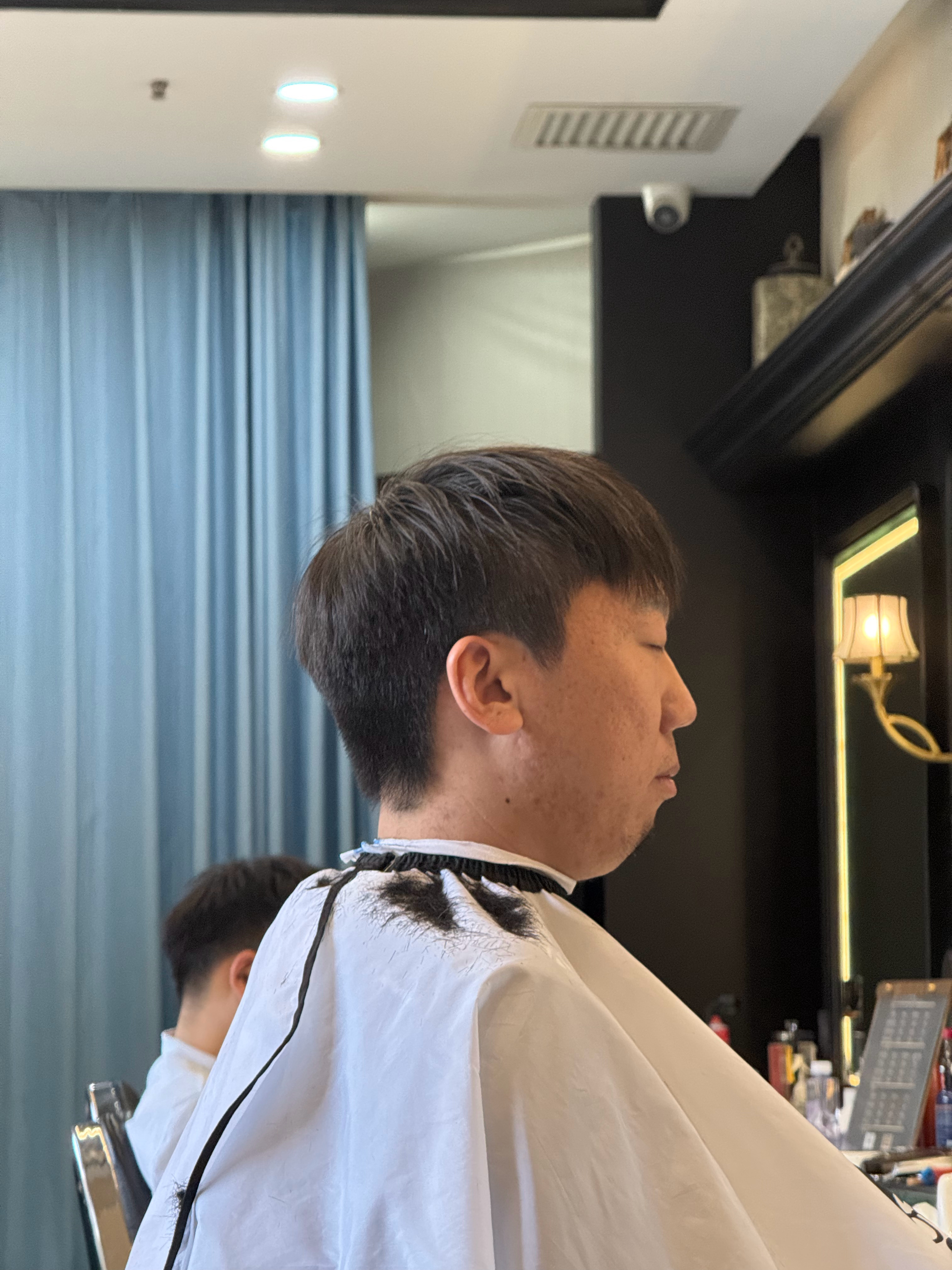 前两天剪了个头发，然后被某人吐槽“无法上吊版”虽然没理解是什么意思，但是我的直觉