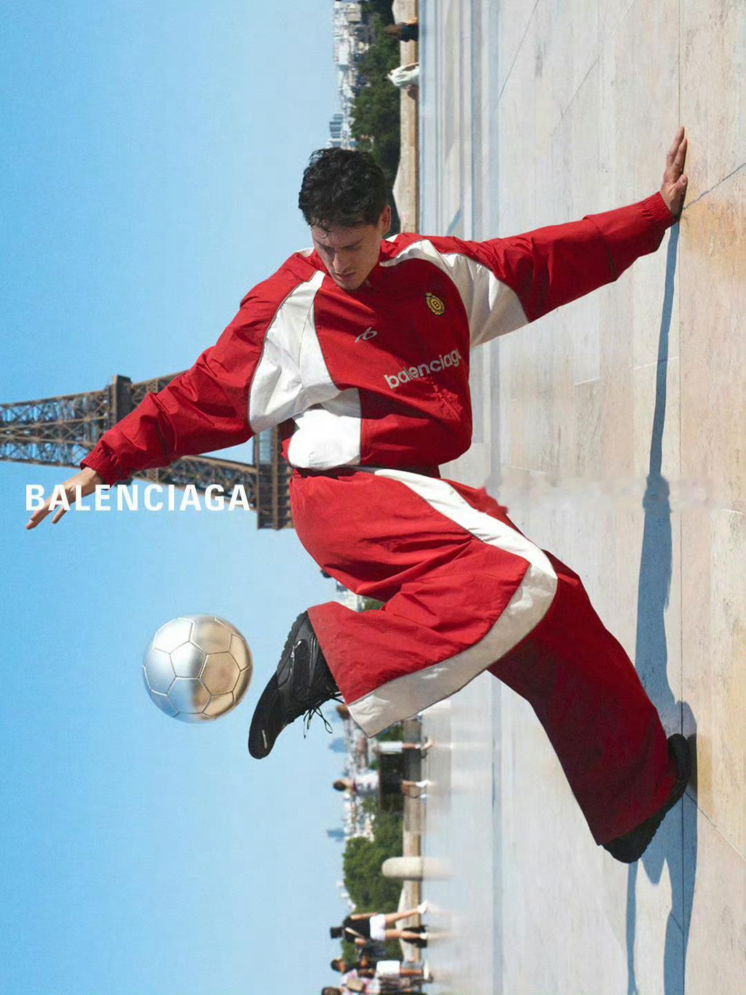 BALENCIAGA足球26系列随世界杯进行时正式推出，由世界花式足球冠军Tri
