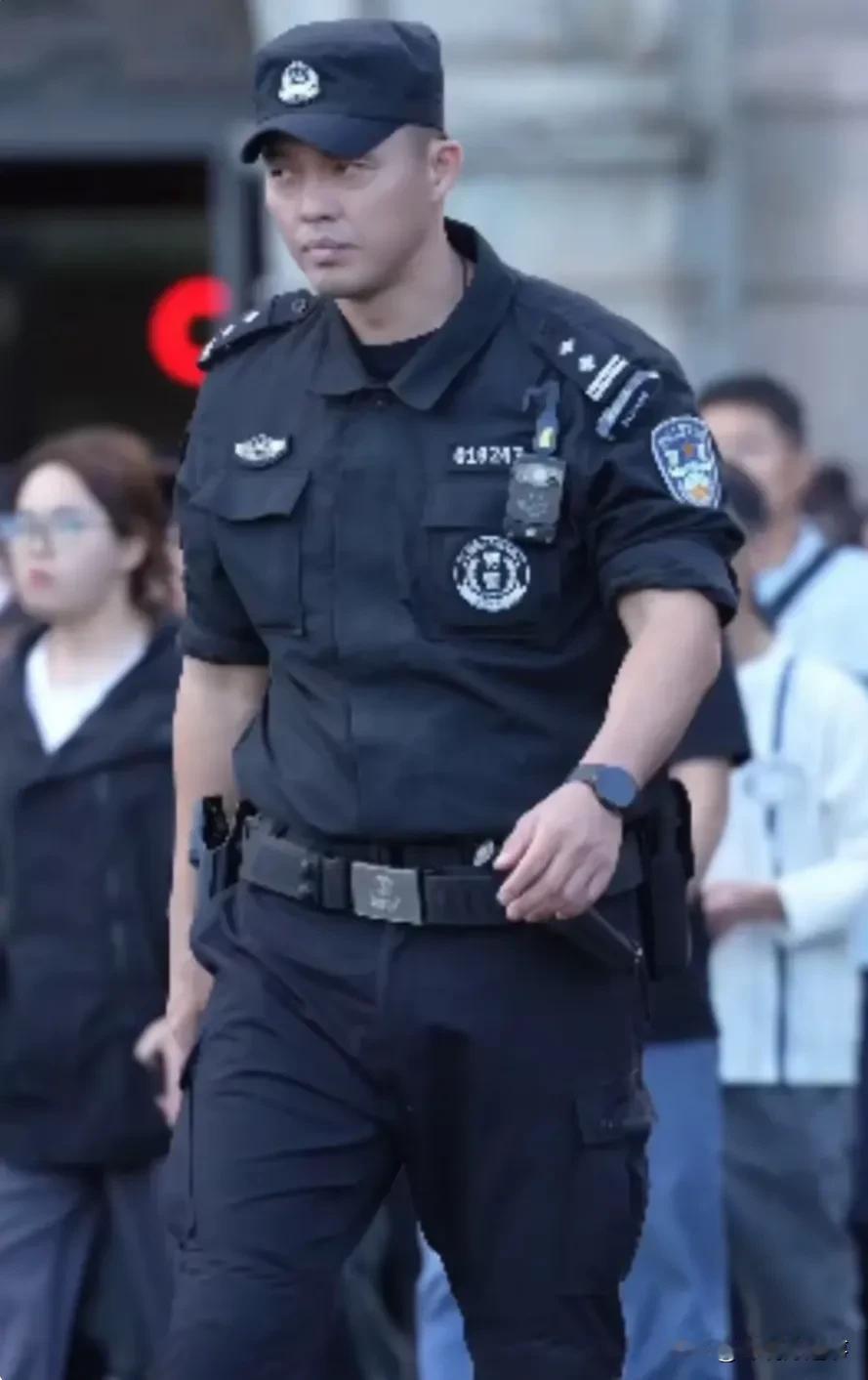 上海外滩多了一处风景。
那就是在外滩执勤的公安与特警。
男的高大威武，女的漂亮潇