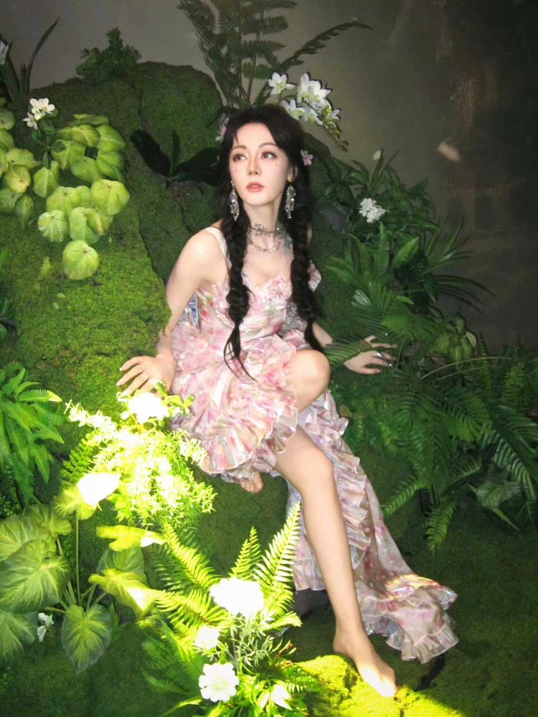 迪丽热巴密林花仙子迪丽热巴童话里的花仙子蝴蝶循光而来，童话密林中住着一位花仙子，