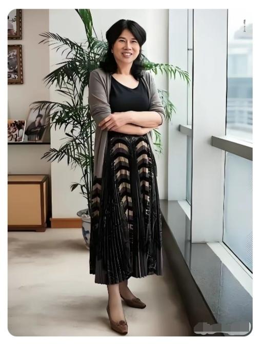 董明珠，第一次见她这么年轻的样子，这时候她应该还不是格力的总裁吧。