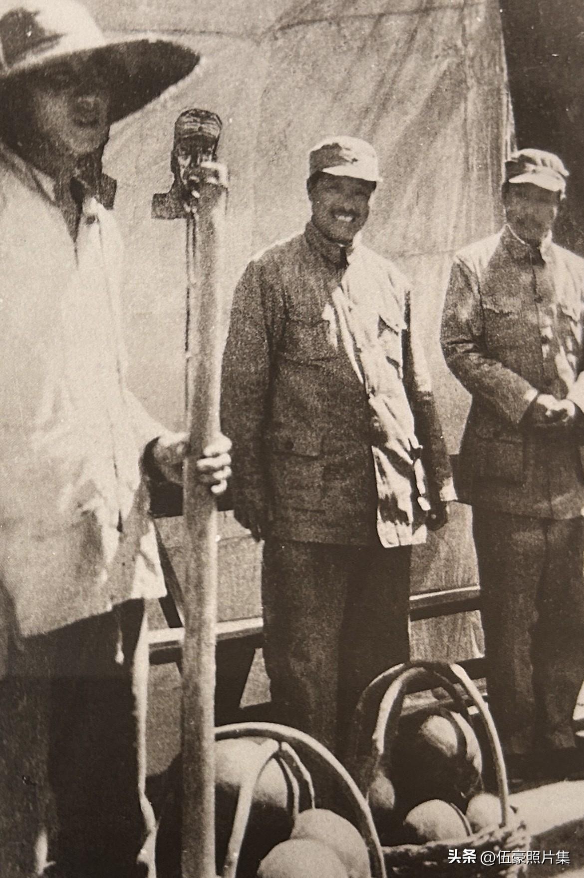 抗战时期，贺龙与120师官兵和送慰问品的根据地群众在一起的场景。当时，冀中百姓拉