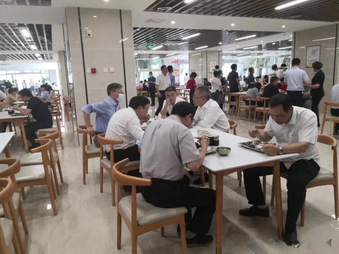 每月交90元，每天吃三餐。支持关闭！