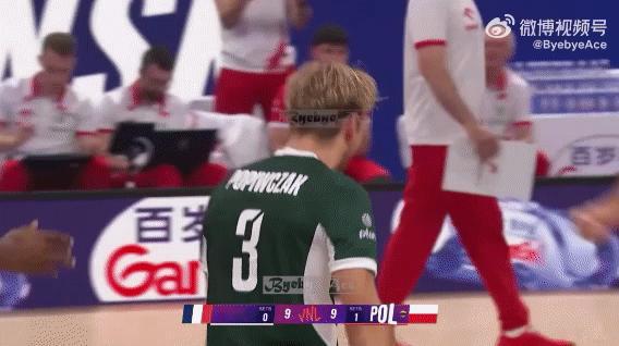 波兰男排[超话] 生活总是这样走向我，然后突然给我猝不及防的一击 ​​​