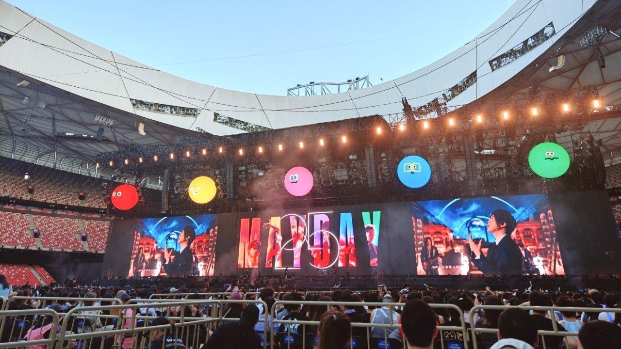 八月看五月天，感谢家人买内场票[柯基] ​​​