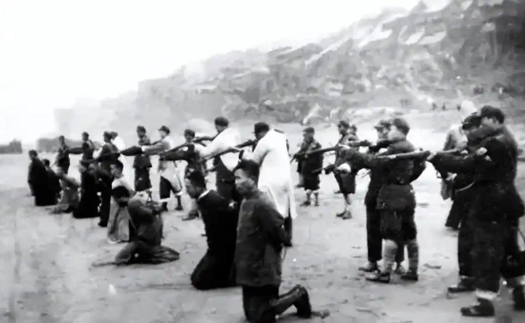 1947年8月，国民党师长李铁民下令将一百多地下党杀害，少将韩君明劝他：“老铁，