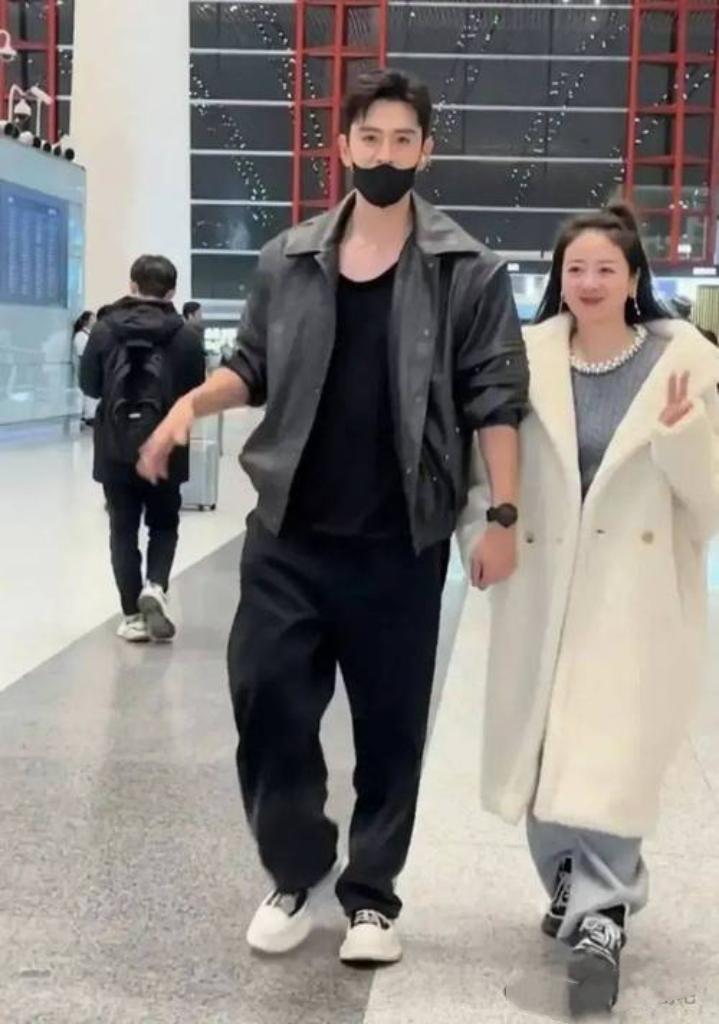 11月12日，经超与小李琳现身机场，十指紧扣恩爱如初。45岁的小李琳素颜略显憔悴