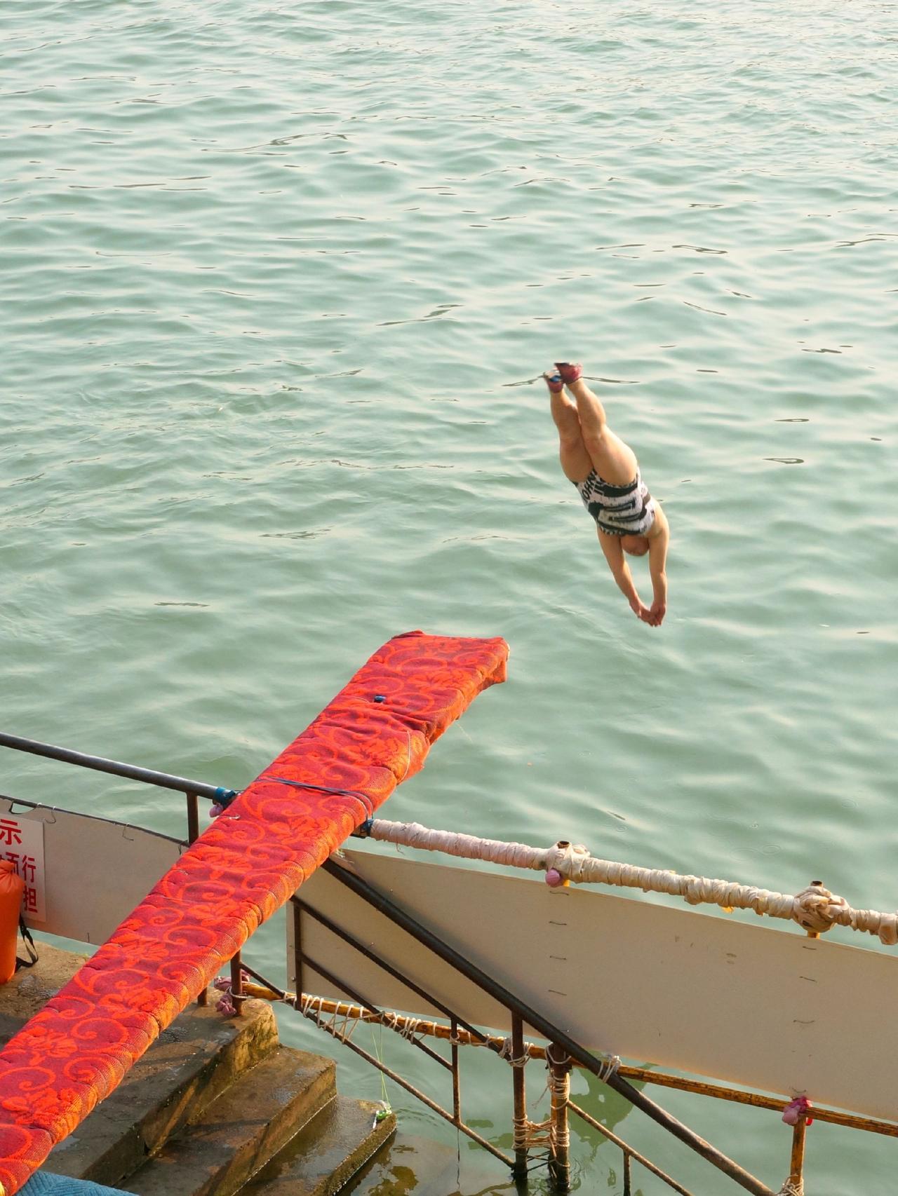 下午到邕江走一走，钓鱼佬不少，游泳的人也不少，不知道边上什么时候多了个跳水台，还