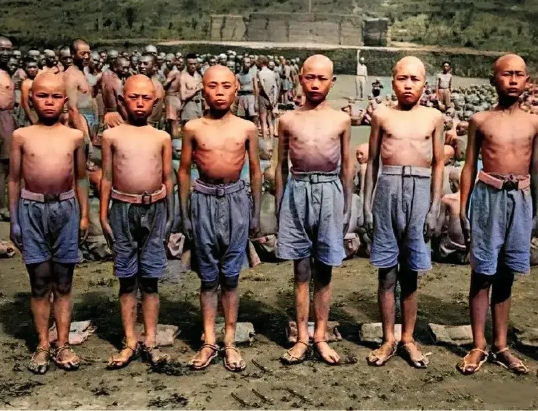 1944年的云南腾冲，几个光着脊梁的娃娃兵，瘦弱的小身板站得笔直，在本不属于他们