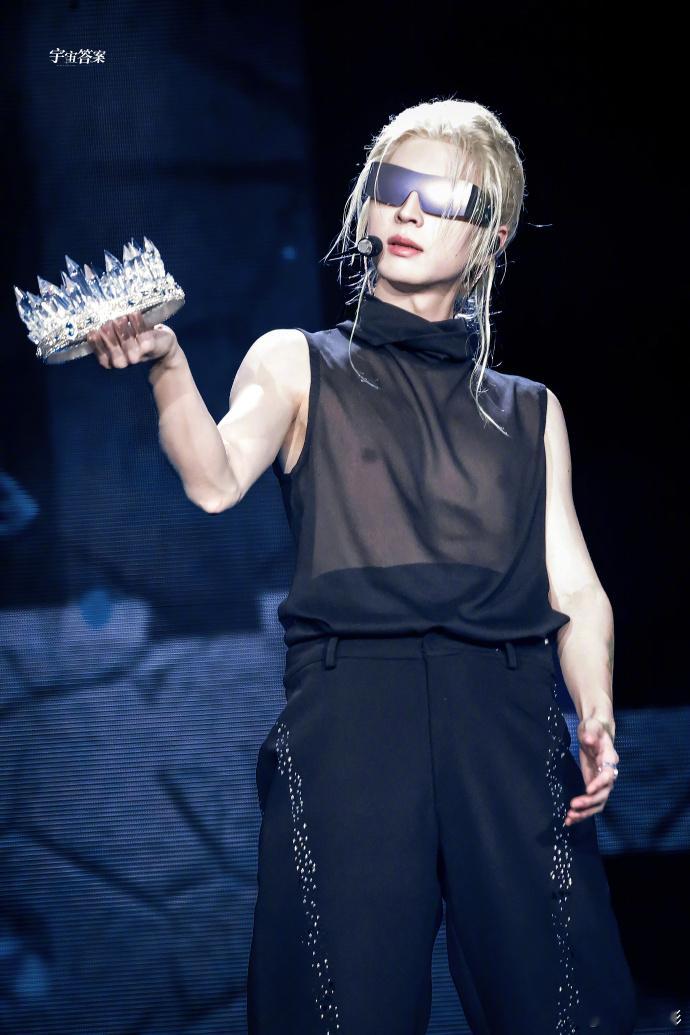 这居然是蒲熠星啊，金色的发色完全就是爱豆呀！看小图的时候，第一眼差点没认出来。 