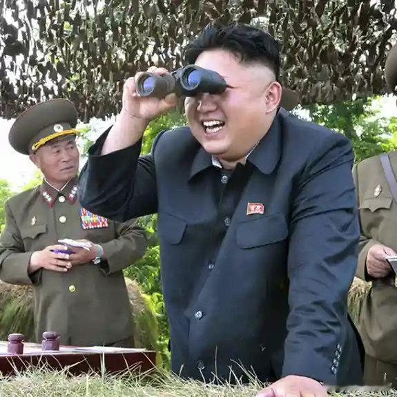 韩国民众在国会前集会示威 【 韩国警察守在国会外阻止民众进入 】 韩国局势最新情