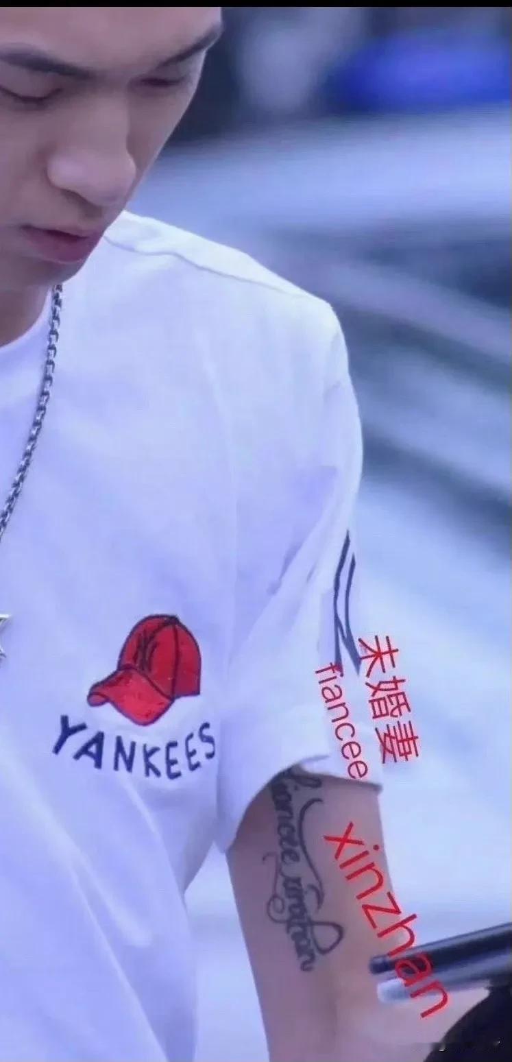 秦霄贤在面对前女友辛雨锡的出轨指控时，选择了冷处理的方式。辛雨锡在社交平台上曝光