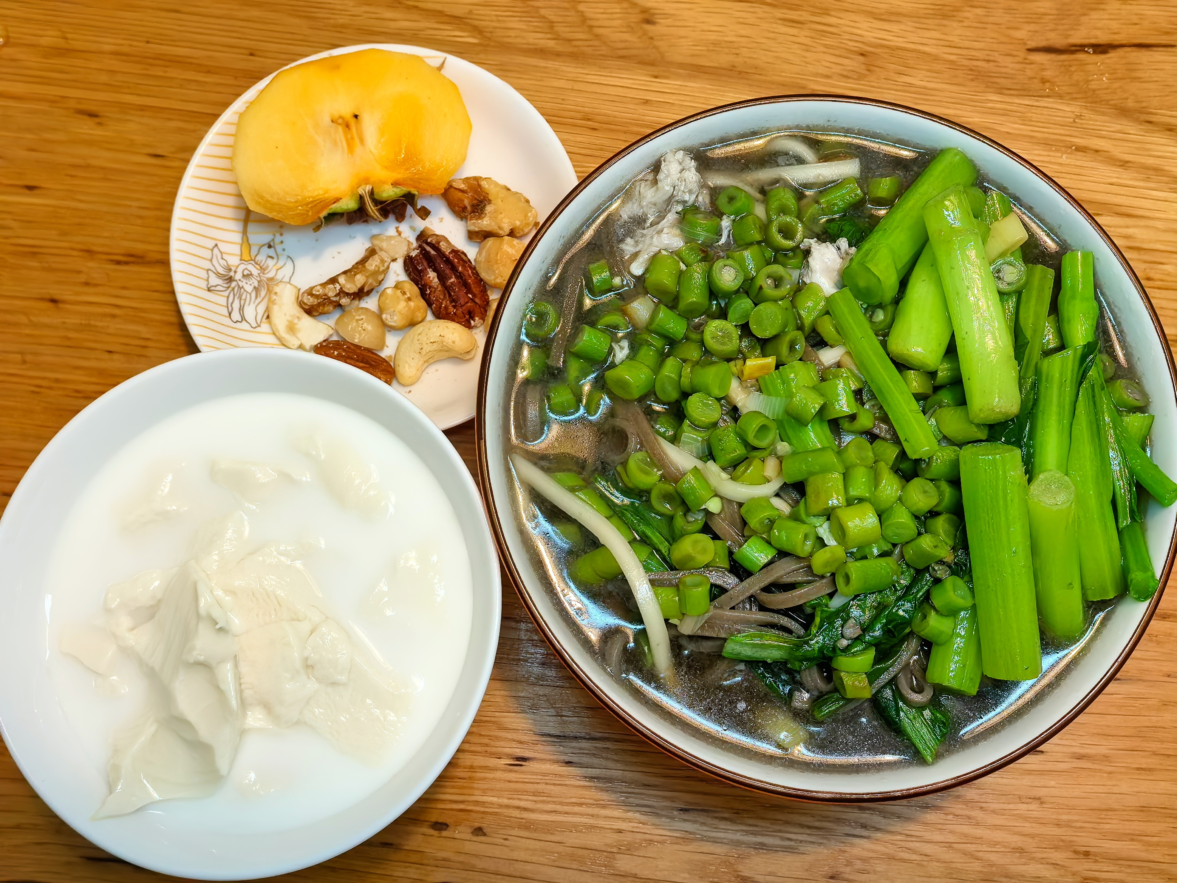 早餐  早上好，大家。天气太冷了，我决定在家吃暖和了再出门。🍜用豇豆炝锅的荞麦