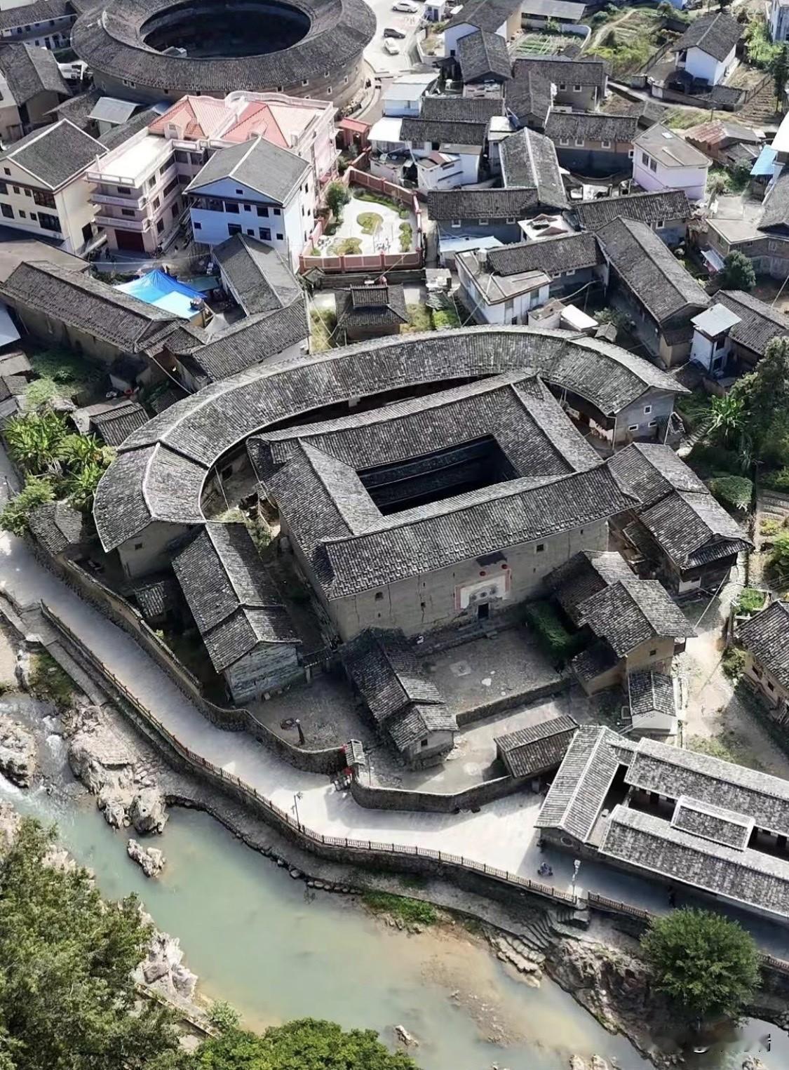 南庆楼位于福建省漳州市南靖县梅林古镇，是一座历史悠久、设计独特的客家土楼。它不仅