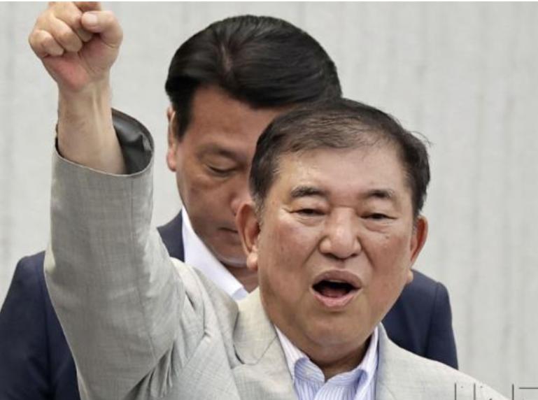 日本公开辱华，石破茂亲自上阵，给中国戴了顶脏帽子。在7日的一场街头演说中，石破茂