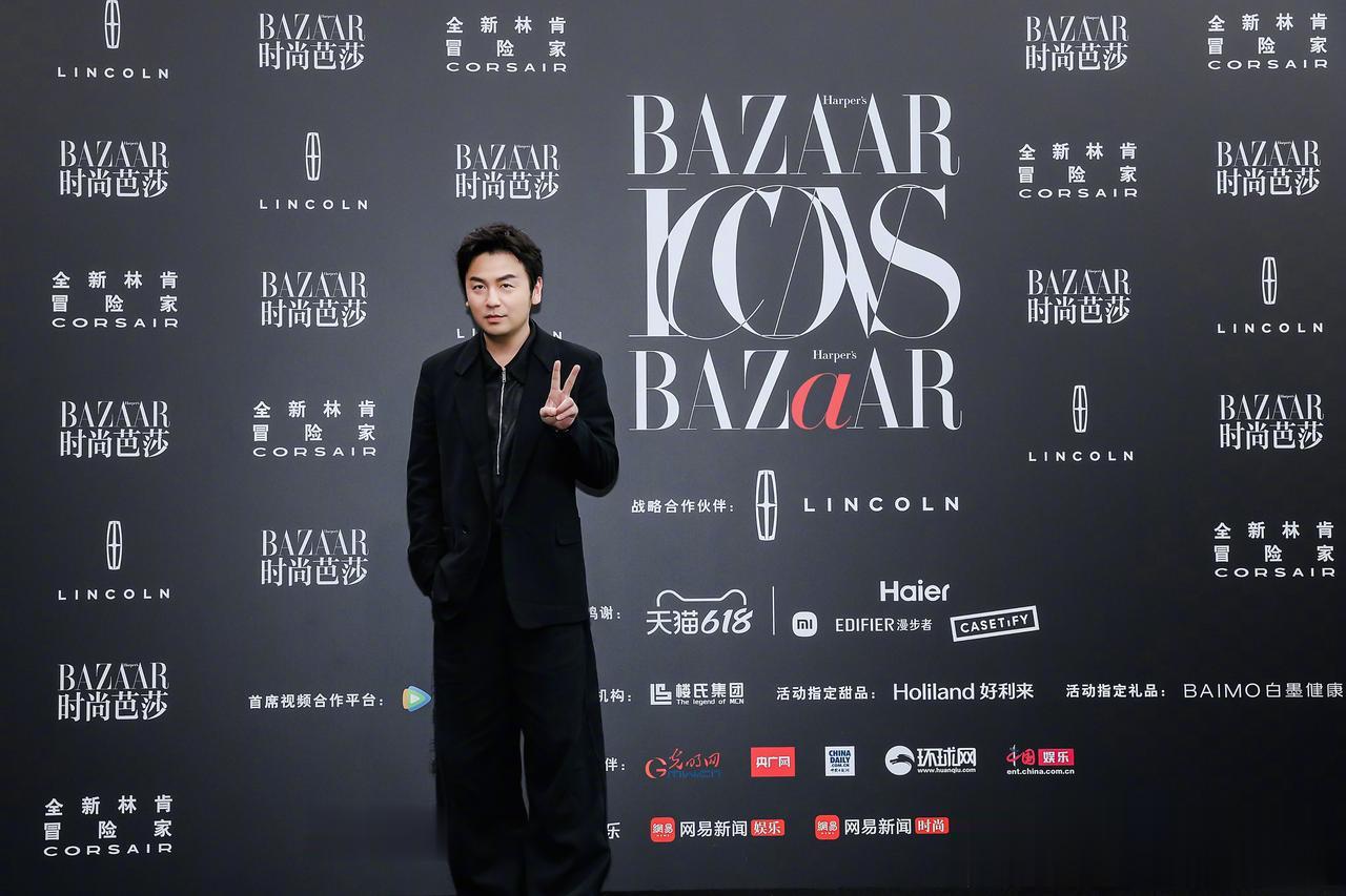 雷佳音真不愧是喜剧演员！

别人走红毯是摆造型，雷佳音走红毯出石头剪刀布。

